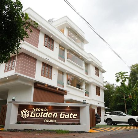 Neom'S Golden Gate Hotel Alwaye Екстериор снимка