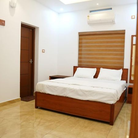 Neom'S Golden Gate Hotel Alwaye Екстериор снимка