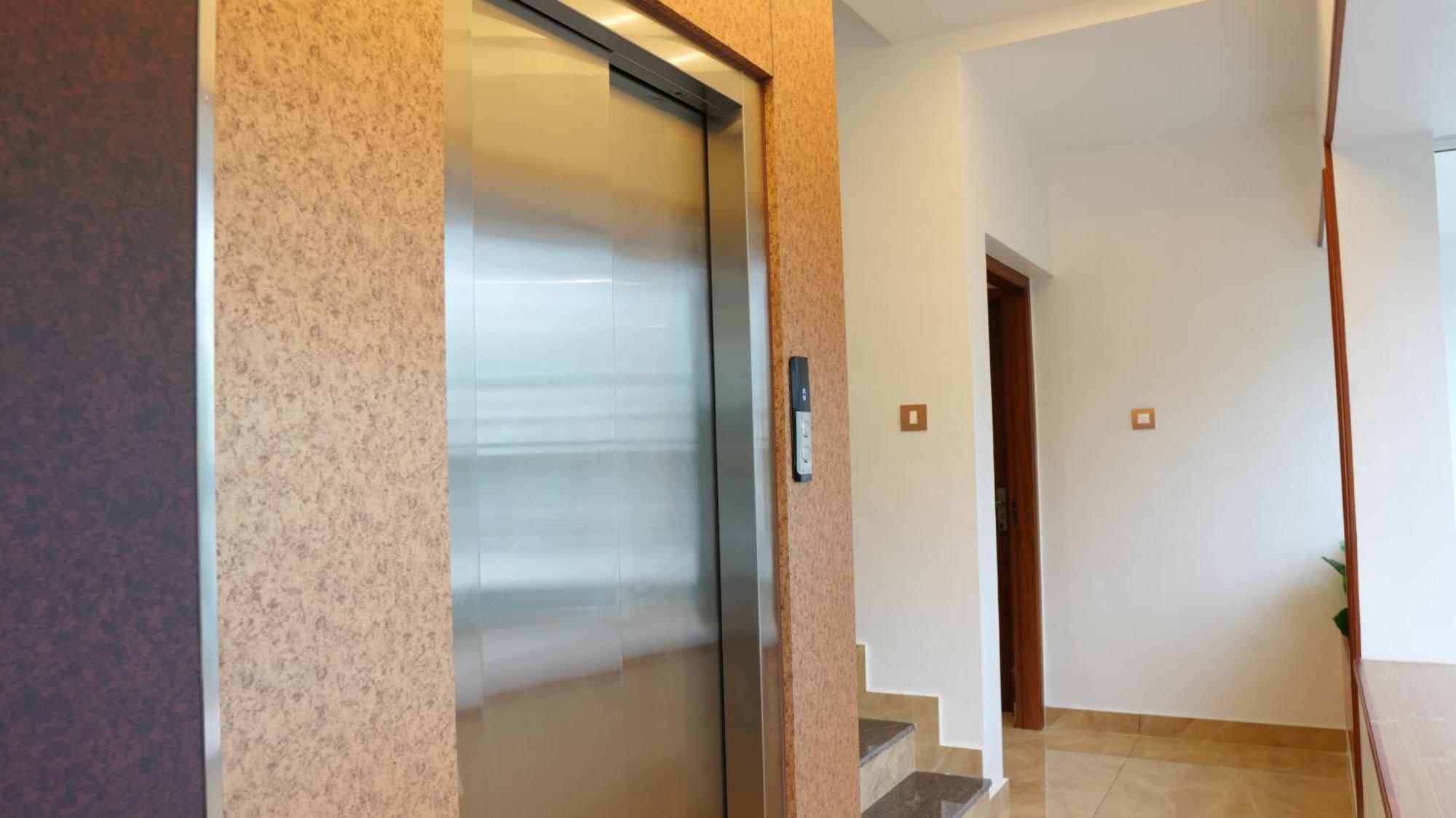 Neom'S Golden Gate Hotel Alwaye Екстериор снимка