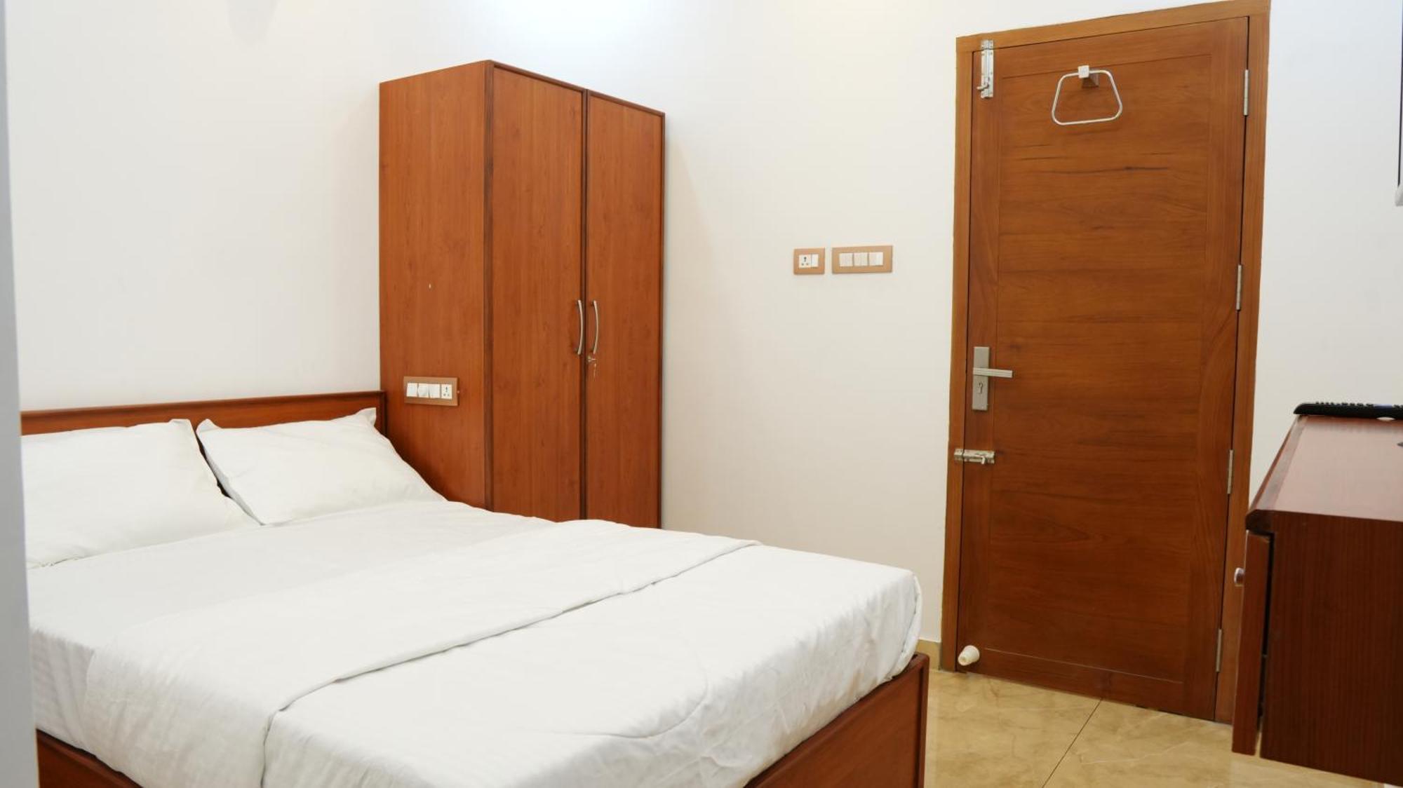 Neom'S Golden Gate Hotel Alwaye Екстериор снимка