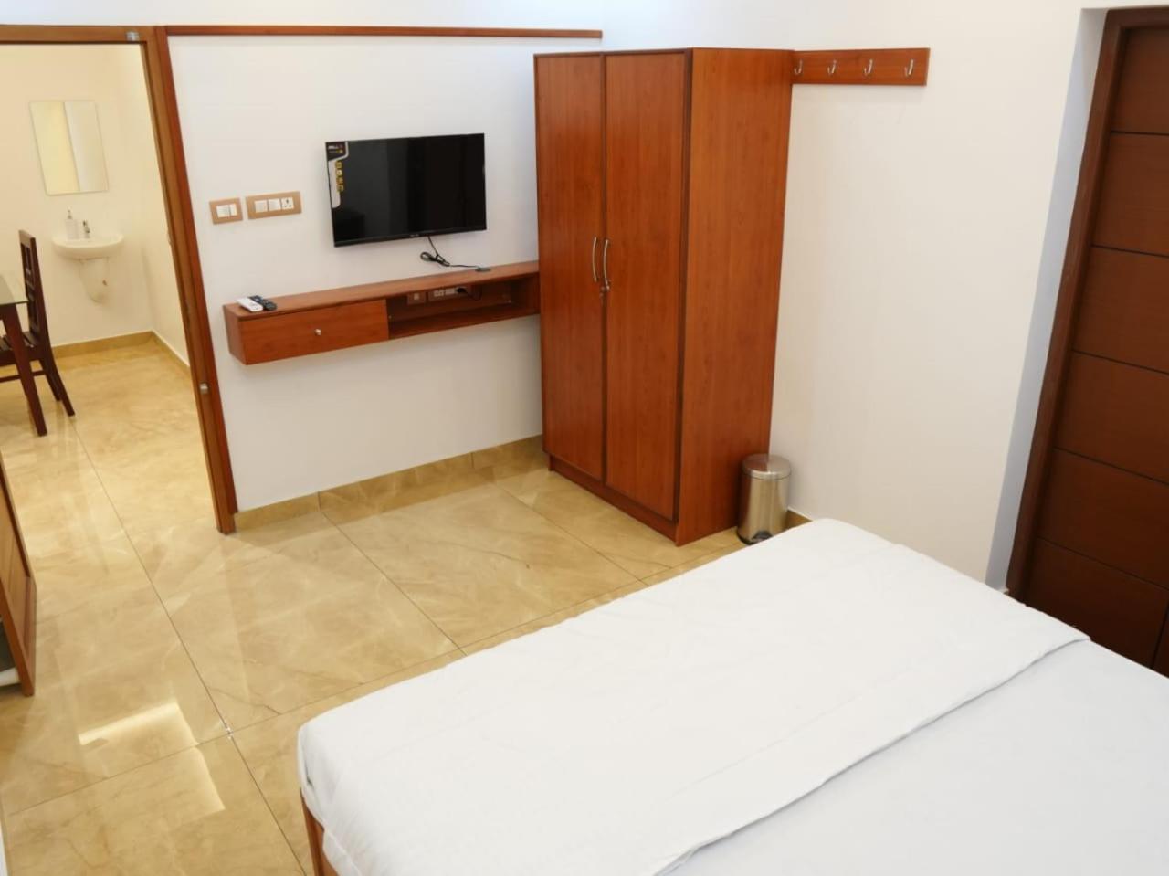 Neom'S Golden Gate Hotel Alwaye Екстериор снимка