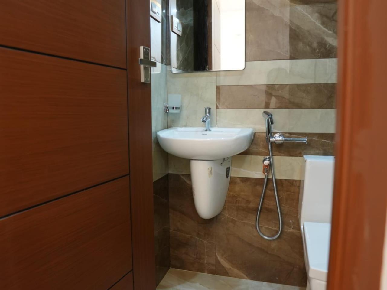 Neom'S Golden Gate Hotel Alwaye Екстериор снимка