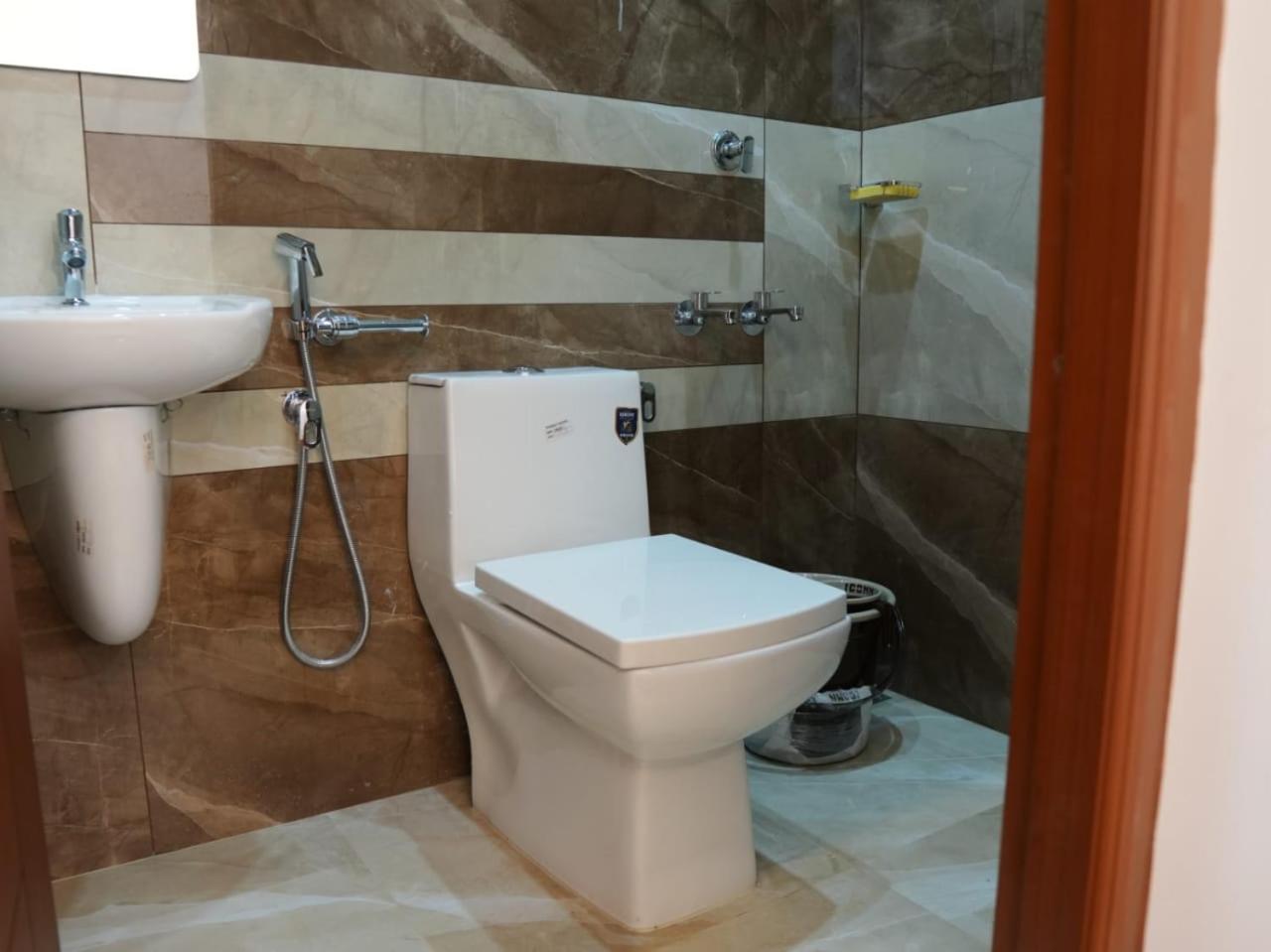 Neom'S Golden Gate Hotel Alwaye Екстериор снимка